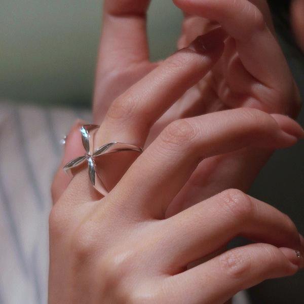 Bague Croix Fleur Minimaliste Réglable — Argent Sterling