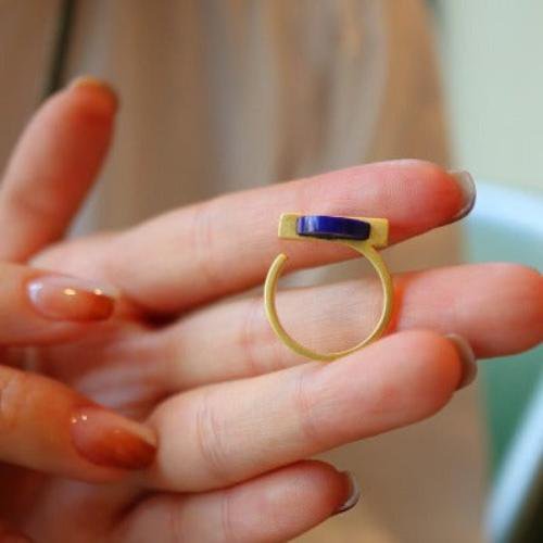 Bague Lapis Lazuli Pierre Ronde — Argent 925 Plaqué Or 18K – mise en situation | LanLivia – H&S SELECT