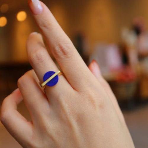 Bague Lapis Lazuli Pierre Ronde — Argent 925 Plaqué Or 18K – vue de détail | LanLivia – H&S SELECT